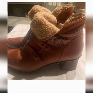 EARTH MISTRAL ALMOND BROWN LEATHER ANKLE BOOK SHERPA IN SIZE 9B Y2K